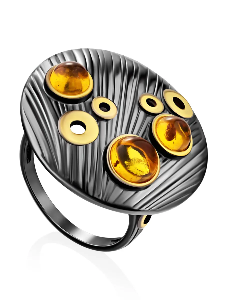 картинка Эффектное кольцо «Стаккато» из черненого серебра с золочением и янтаря в онлайн магазине