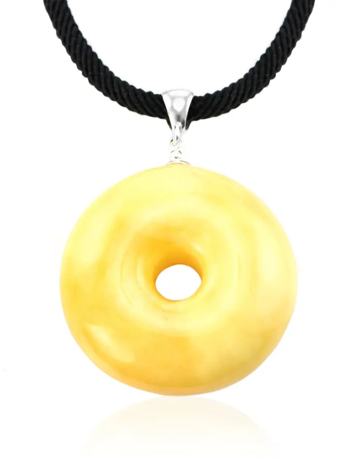картинка Крупный кулон из формованного янтаря яркого медового цвета в форме колечка «Донат» в онлайн магазине