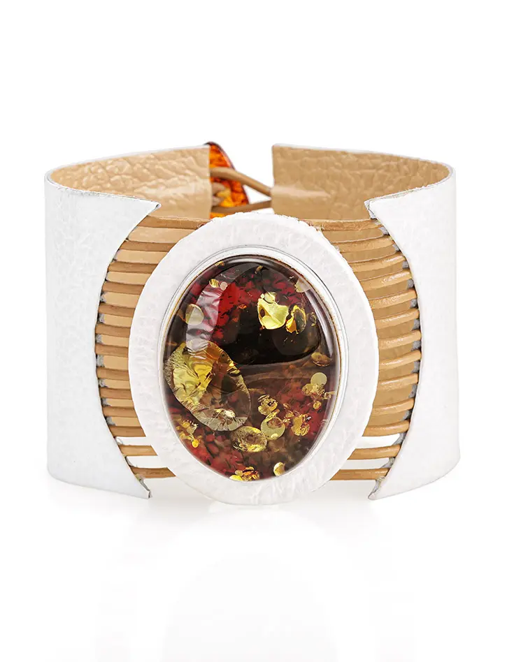 картинка Яркий браслет-манжета «Амазонка» из белой кожи и искрящегося янтаря в онлайн магазине