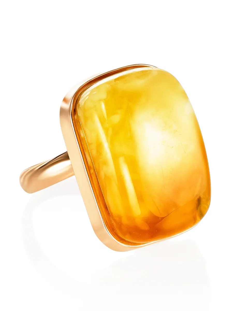 картинка Роскошное объёмное кольцо из позолоченного серебра и медового янтаря в онлайн магазине