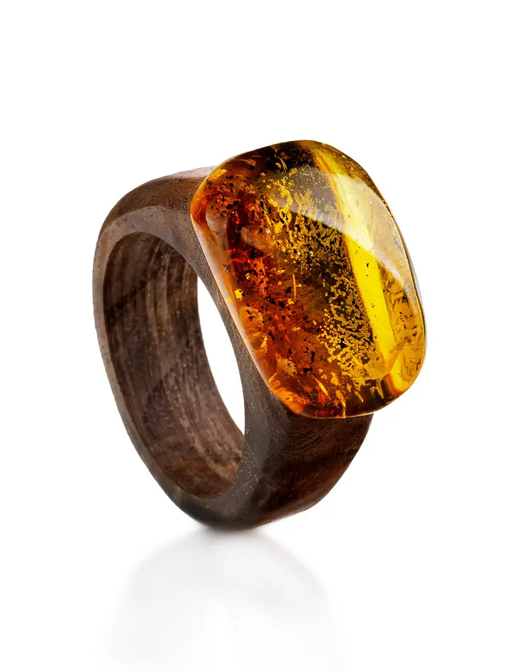 картинка Эффектное кольцо из древесины ореха со вставкой из натурального янтаря «Индонезия» в онлайн магазине
