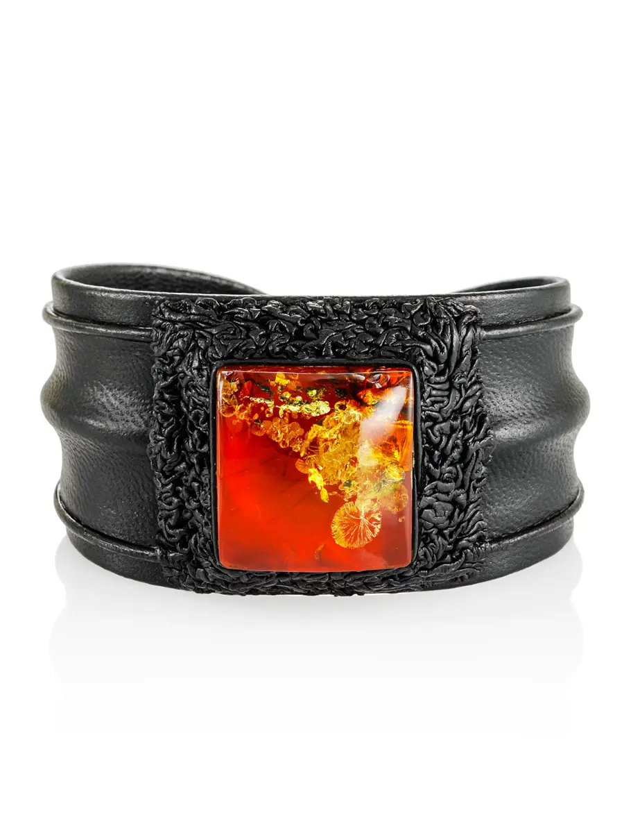 картинка Браслет «Нефертити» из чёрной кожи с искрящимся вишнёвым янтарём в онлайн магазине