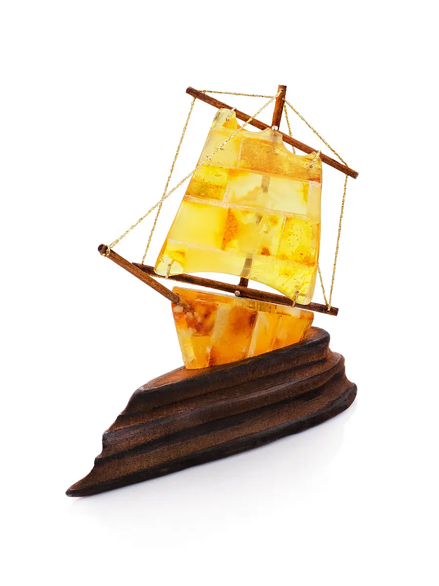 картинка Небольшой декоративный кораблик из янтаря на подставке в онлайн магазине