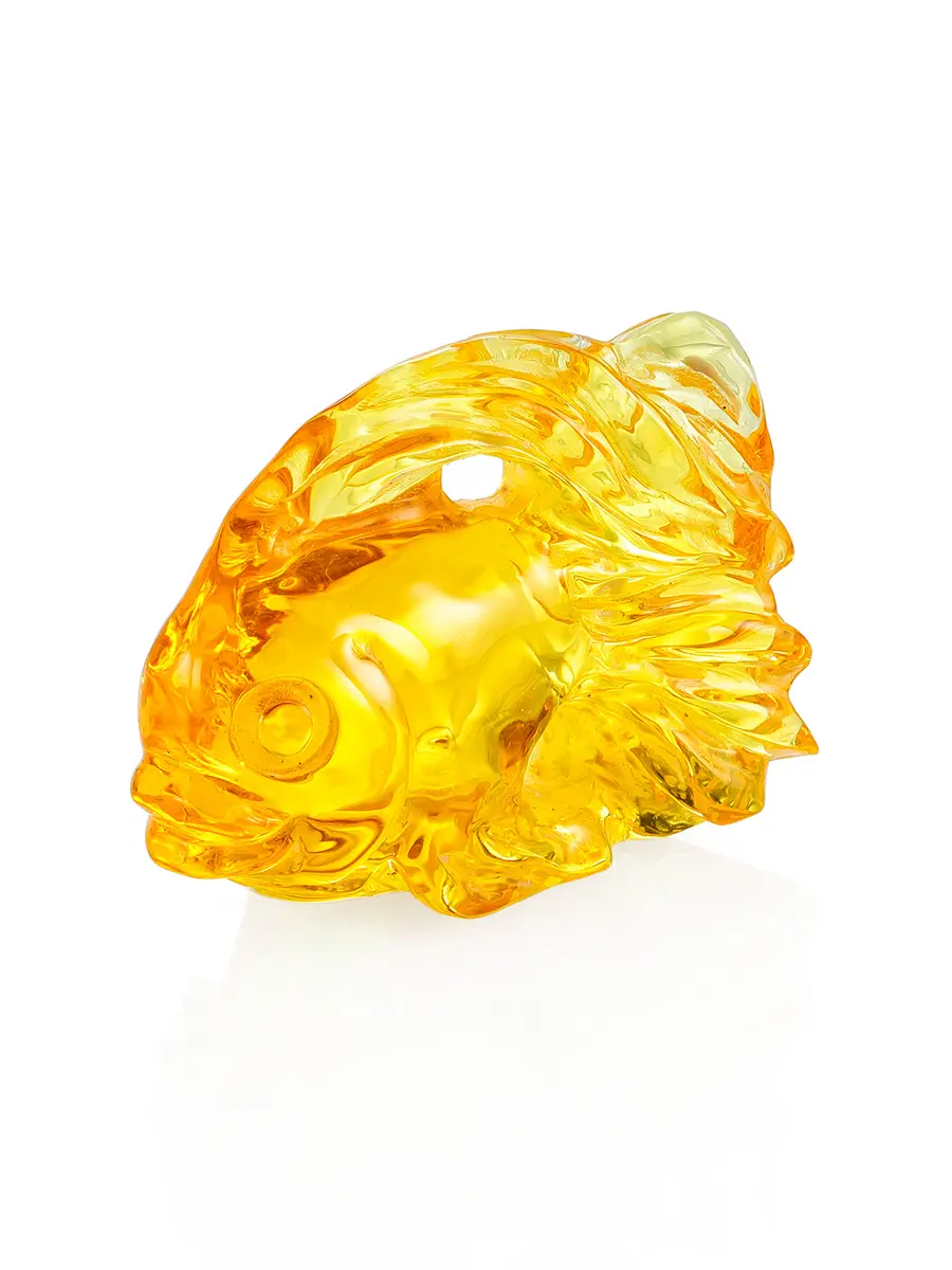 картинка Резной сувенир из натурального цельного янтаря медового цвета «Рыбка» в онлайн магазине