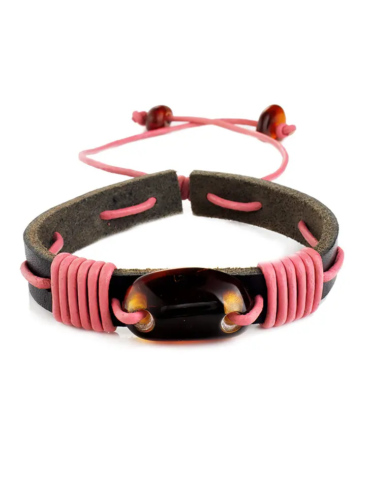 картинка Кожаный браслет тёмно-коричневого цвета, переплетённый розовым шнурком с ярким коньячным янтарём «Копакабана» в онлайн магазине