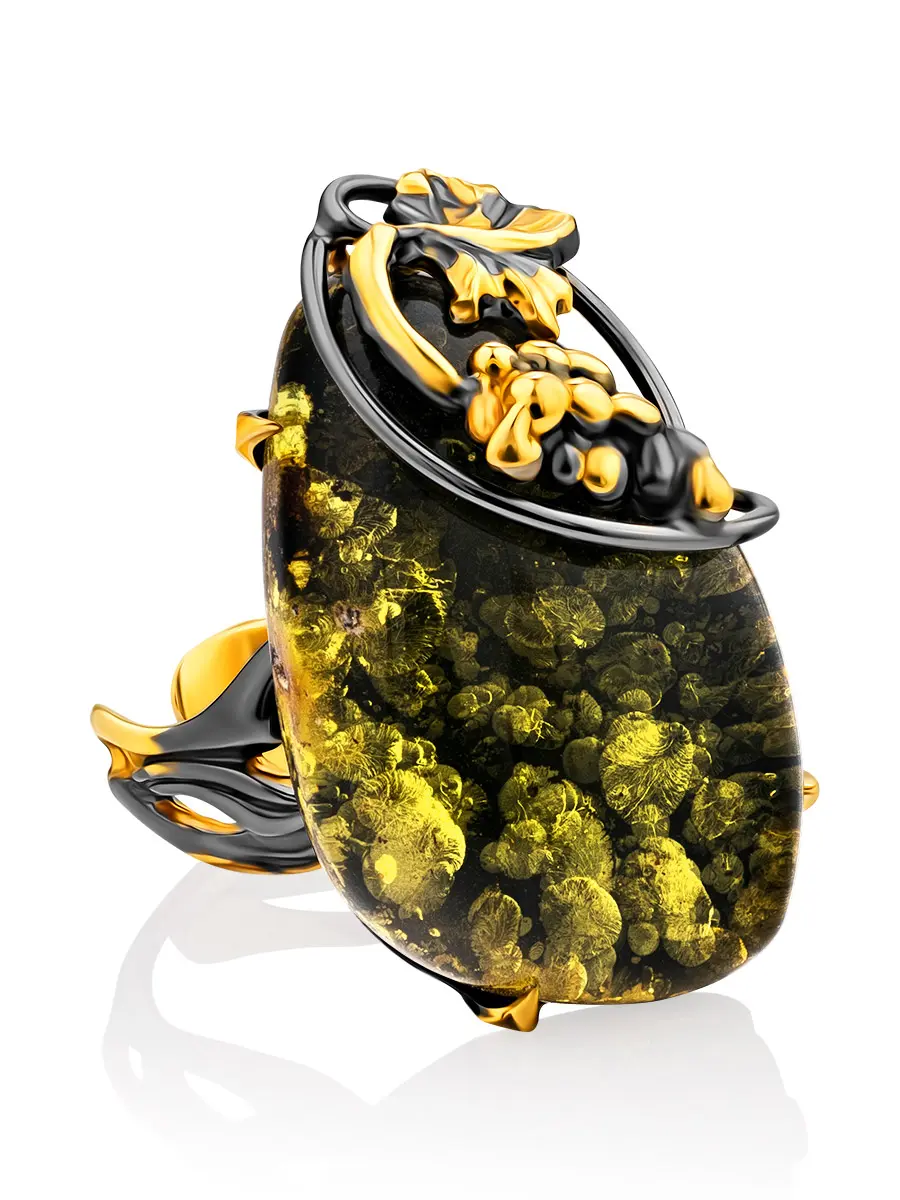 картинка Роскошное яркое кольцо, украшенное янтарём зелёного цвета «Версаль» в онлайн магазине