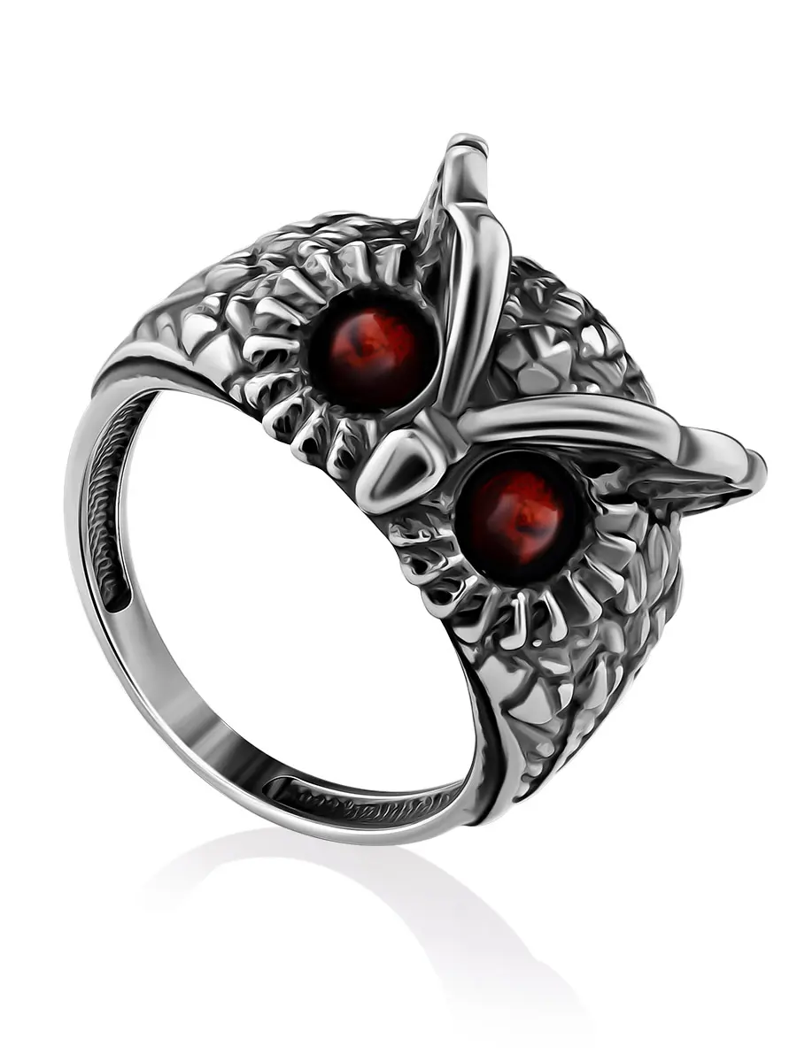 картинка Оригинальное объёмное кольцо из серебра, украшенное вишнёвым янтарём «Филин» в онлайн магазине