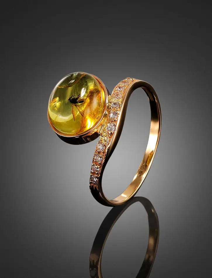 картинка Нарядное золотое кольцо «Клио», украшенное лимонным янтарём с инклюзом насекомого в онлайн магазине