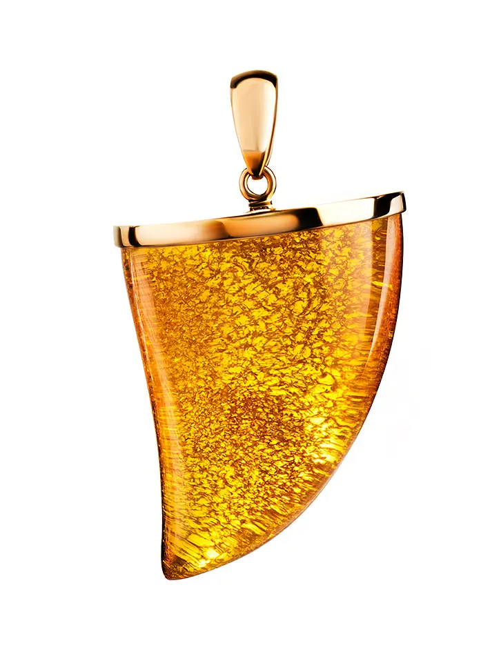 картинка Необычная подвеска в виде клыка из натурального цельного янтаря в золоте в онлайн магазине
