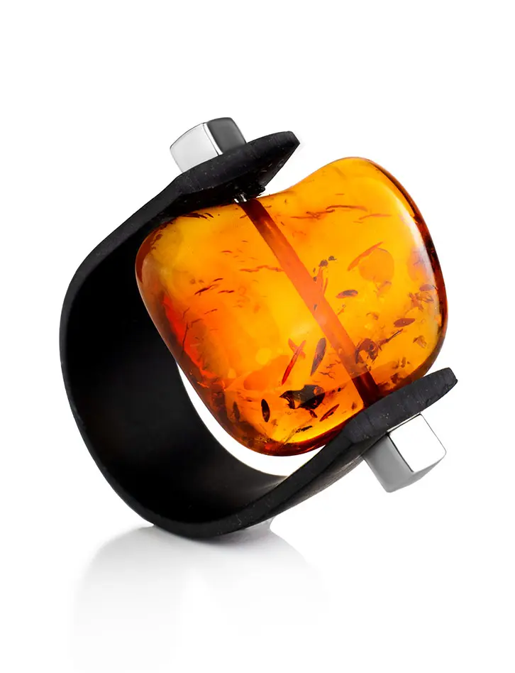 картинка Необычное кольцо из каучука и цельного янтаря «Сильверстоун» в онлайн магазине