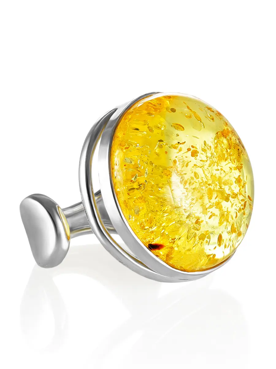 картинка Серебряное кольцо с цельным натуральным янтарем лимонного цвета с искорками «Глянец» в онлайн магазине