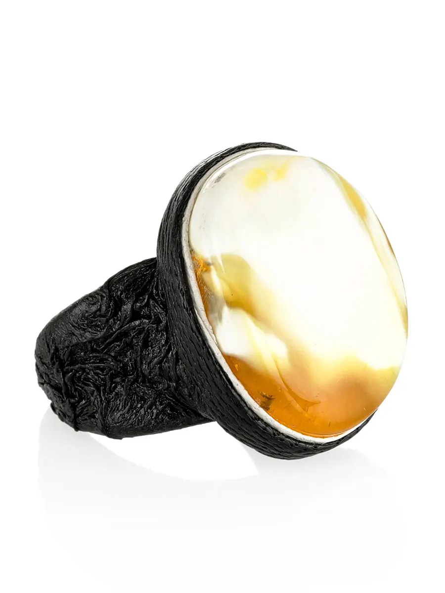 картинка Оригинальное крупное кольцо-перстень из натуральной кожи со вставкой из пейзажного янтаря в онлайн магазине