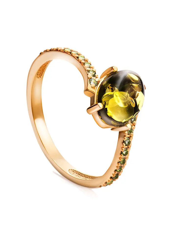 картинка Изящное кольцо из золота, украшенное зелёным янтарём и цирконитами «Ренессанс» в онлайн магазине