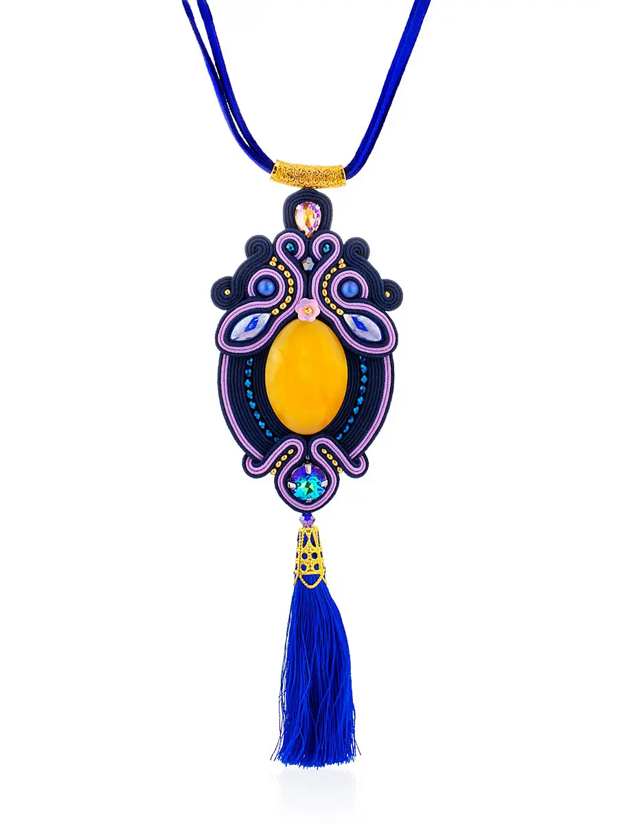 картинка Яркая плетёная подвеска с кисточкой, украшенная медовым янтарём «Индия» на шнурке в онлайн магазине
