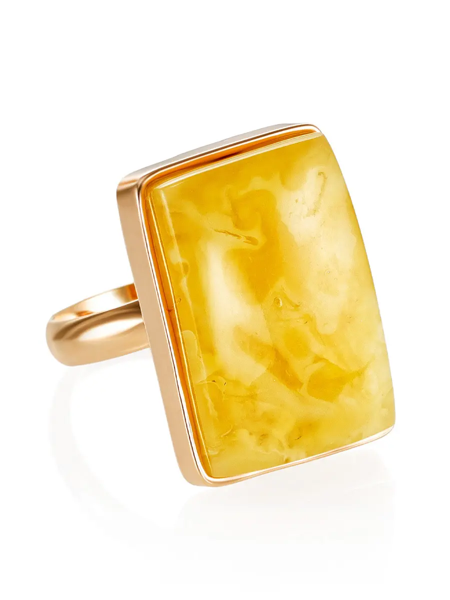 картинка Яркое стильное прямоугольное кольцо из янтаря в онлайн магазине