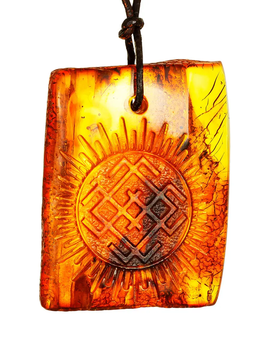 картинка Кулон-оберег из натурального янтаря с резьбой «Белобог» в онлайн магазине