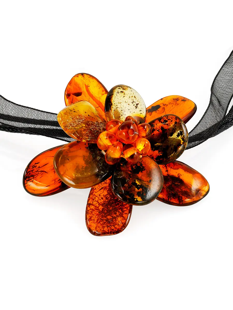 картинка Стильный чокер с цветком из натурального балтийского янтаря «Шиповник» в онлайн магазине