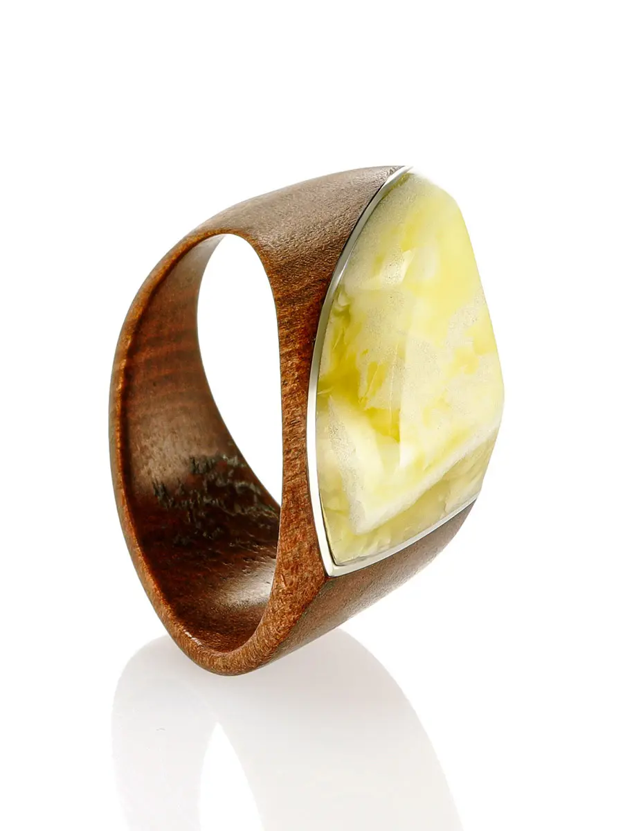 картинка Оригинальное кольцо из дерева с натуральным пейзажным янтарём «Индонезия» в онлайн магазине