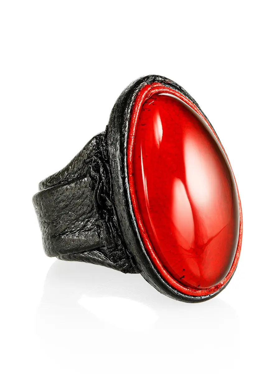 картинка Стильное кольцо из кожи со вставкой из натурального балтийского янтаря «Нефертити» в онлайн магазине