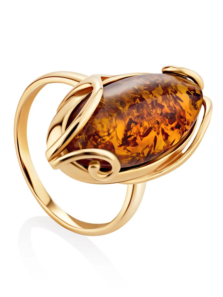 картинка Роскошное кольцо из золота 585 пробы с крупной овальной вставкой из коньячного искрящегося янтаря «Рококо» в онлайн магазине