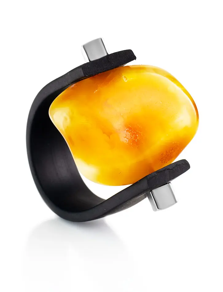 картинка Оригинальное кольцо с натуральным балтийским янтарём природной формы «Сильверстоун» в онлайн магазине