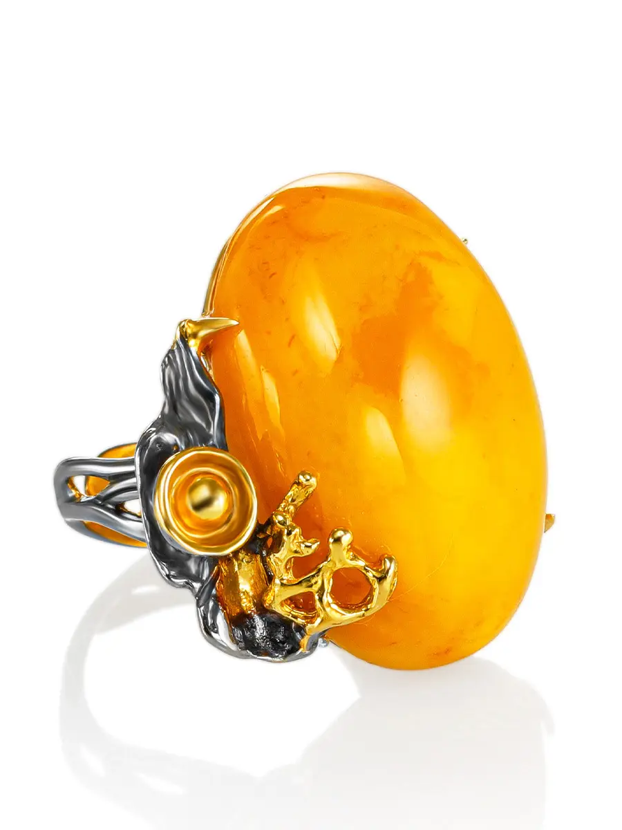 картинка Яркое кольцо «Версаль» из натурального тёмно-медового янтаря в онлайн магазине