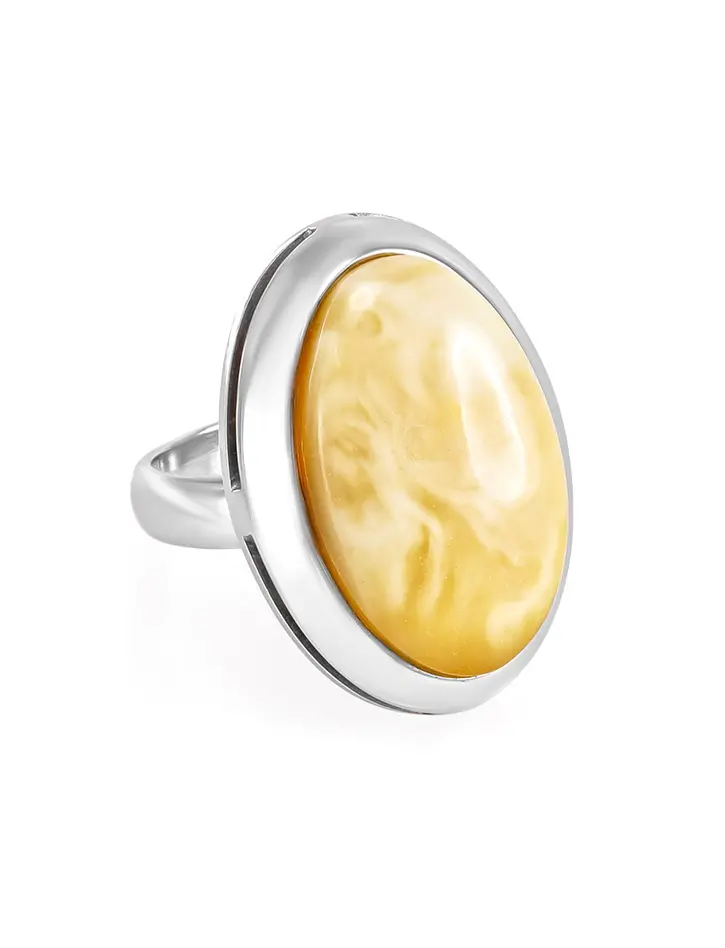 картинка Кольцо из серебра 925 пробы и крупного медового янтаря «Глянец» в онлайн магазине