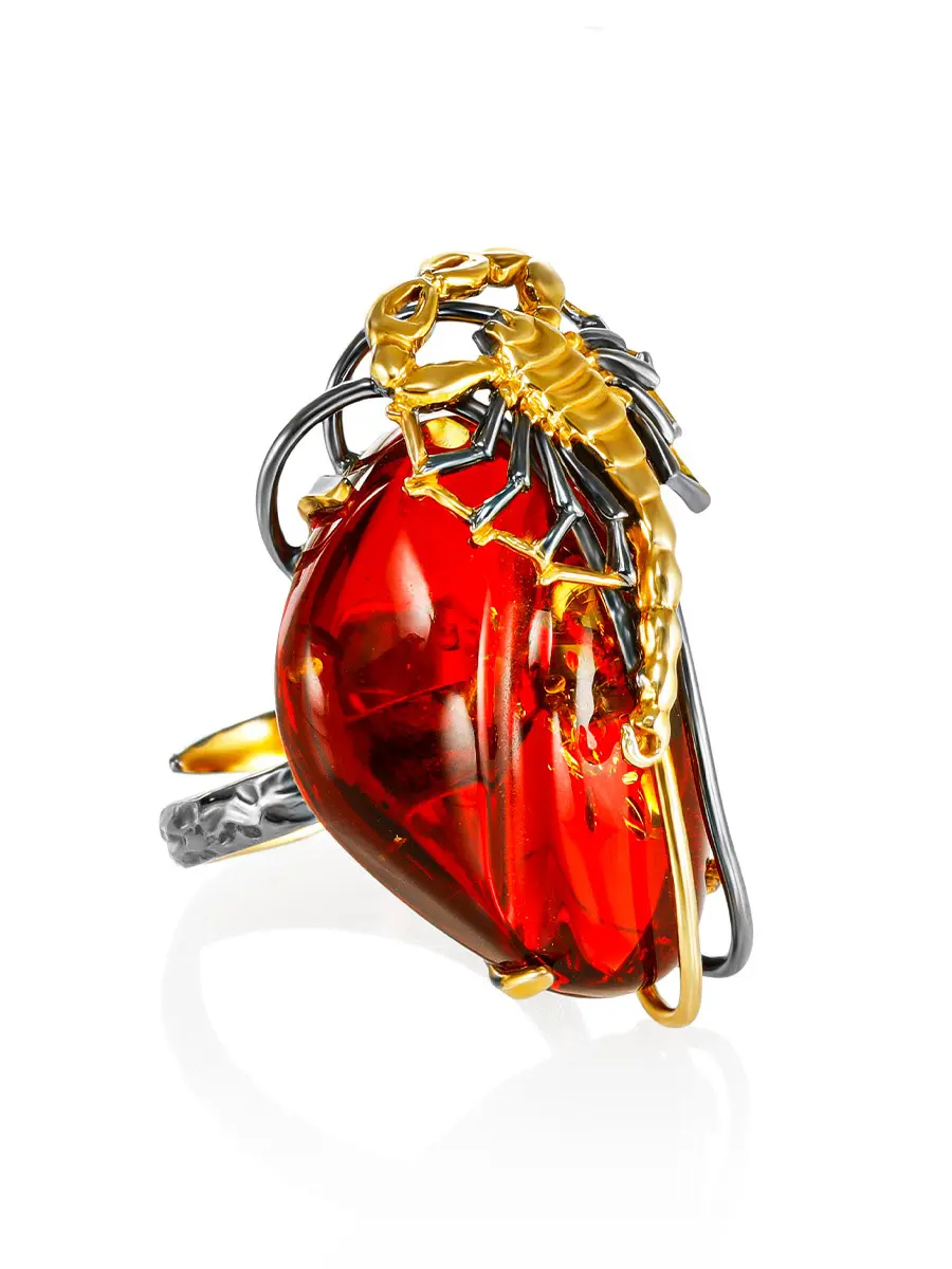 картинка Яркое кольцо с янтарём красного цвета «Скорпион» в онлайн магазине