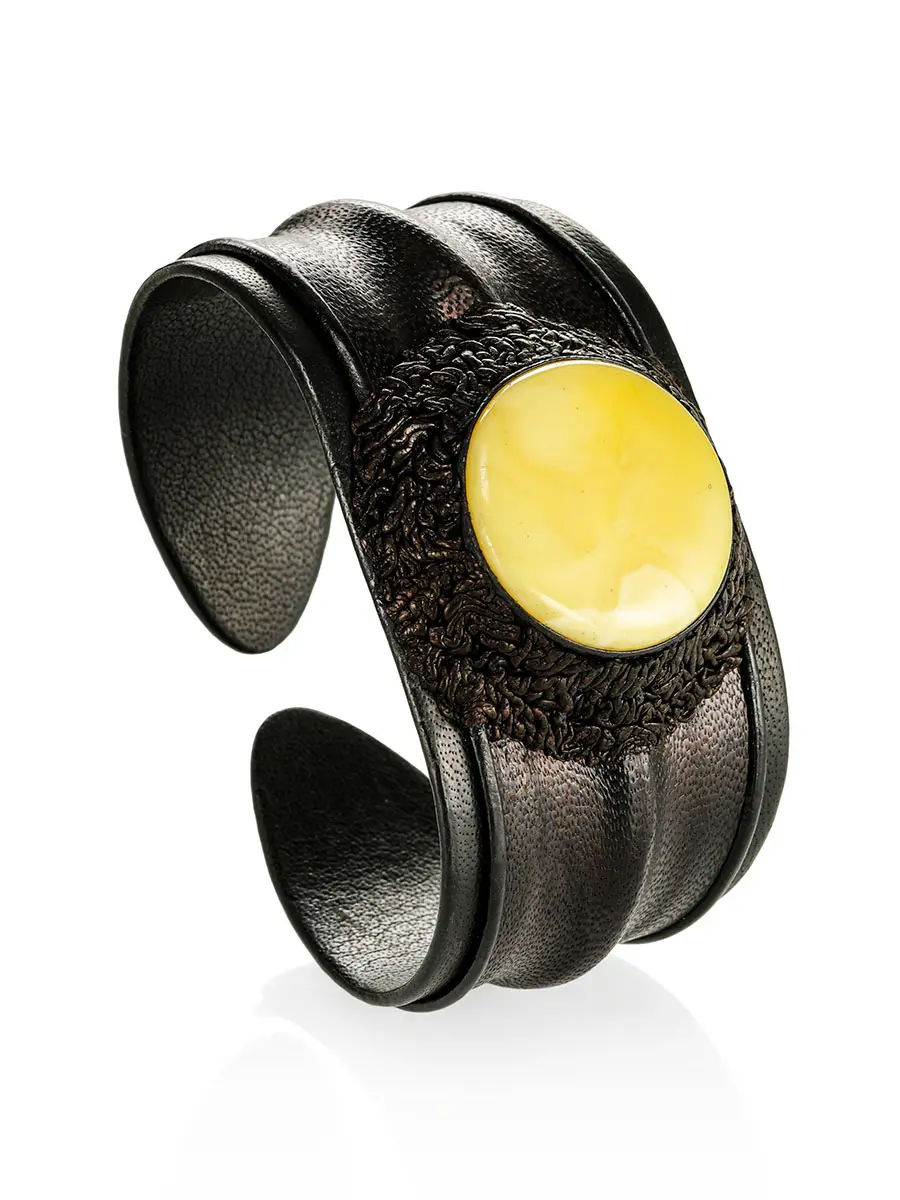 картинка Элегантный браслет из натуральной кожи с круглой вставкой из молочного янтаря «Нефертити» в онлайн магазине