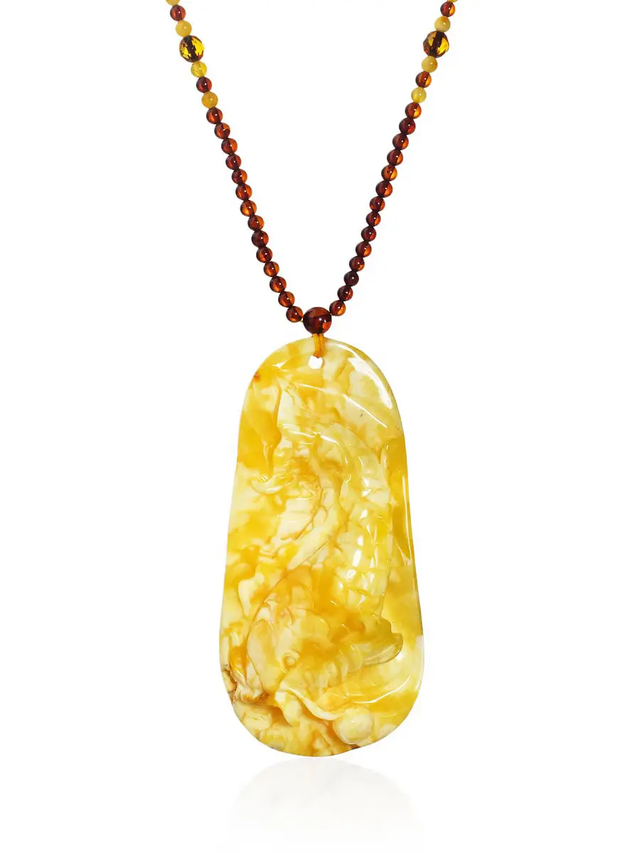 картинка Янтарное ожерелье с резной подвеской из пейзажного янтаря «Рыбка» в онлайн магазине