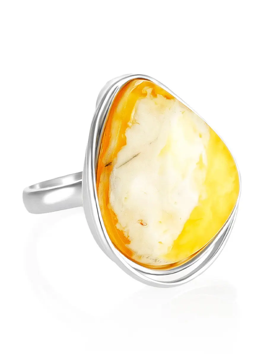 картинка Крупное кольцо с натуральным медовым янтарем в онлайн магазине