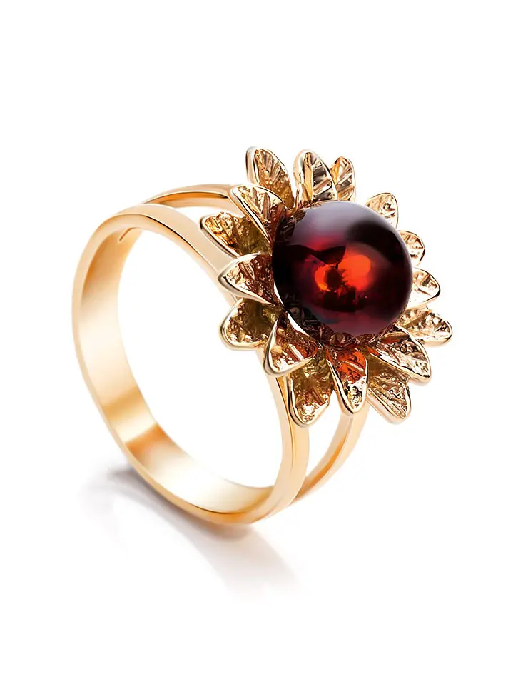 картинка Нарядное кольцо в цветочном дизайне, украшенное вишнёвым янтарём «Астра» в онлайн магазине