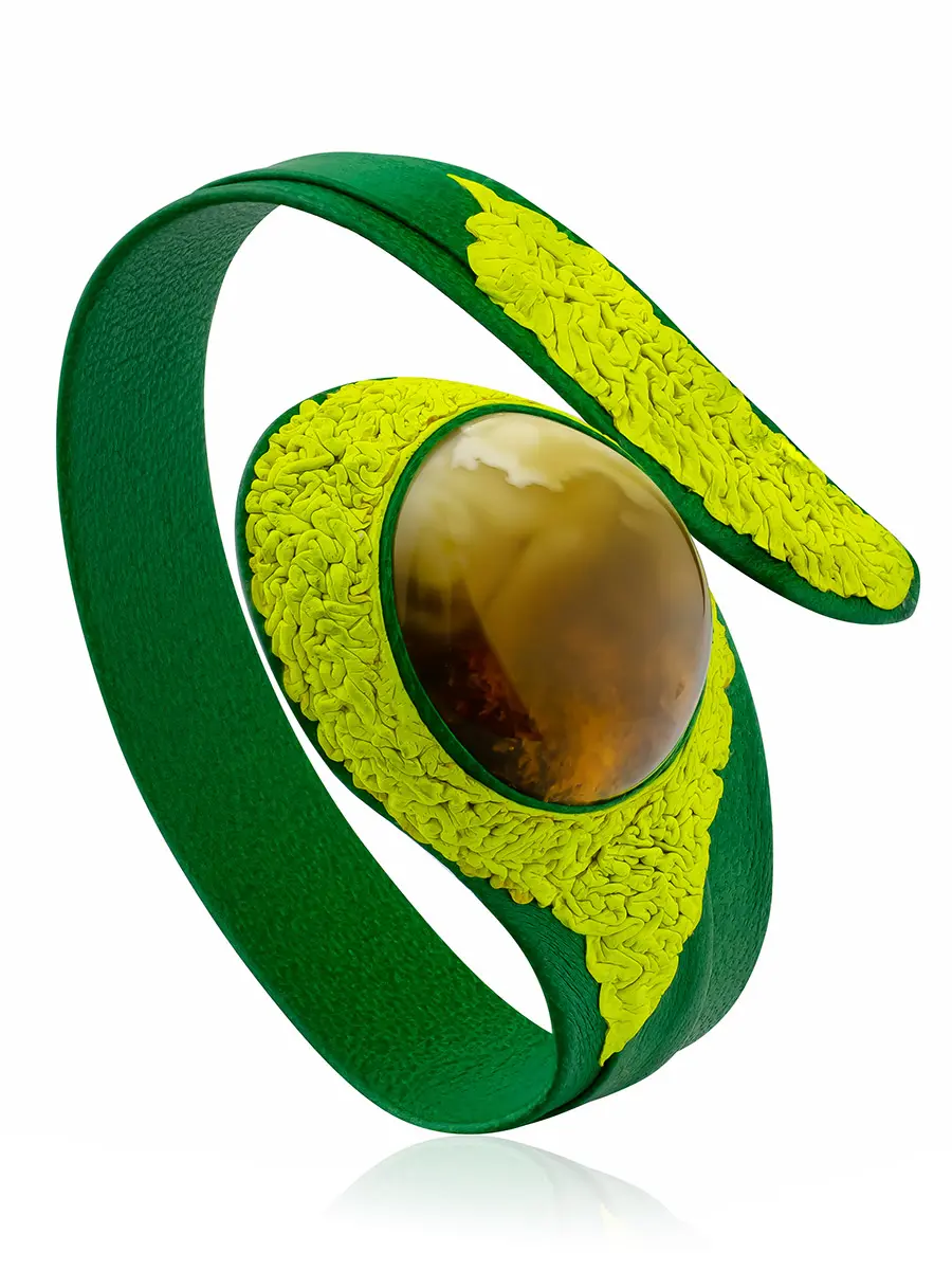 картинка Необычный ярко-зелёный кожаный браслет с янтарём «Змейка» в онлайн магазине