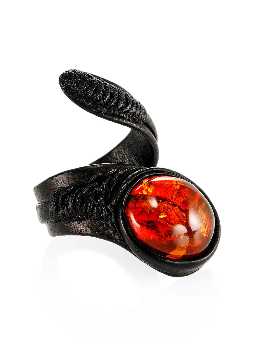картинка Эффектное кольцо «Змейка» из кожи и натурального янтаря в онлайн магазине