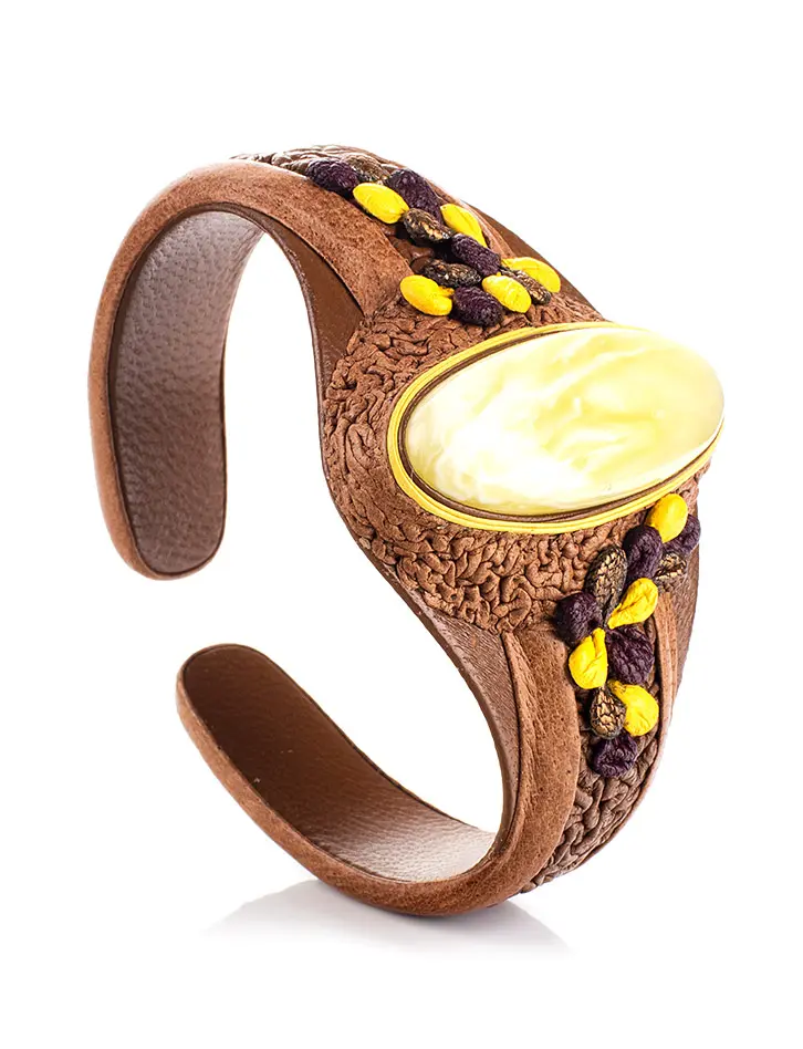 картинка Эффектный браслет из натуральной кожи с пейзажным янтарём «Нефертити» в онлайн магазине