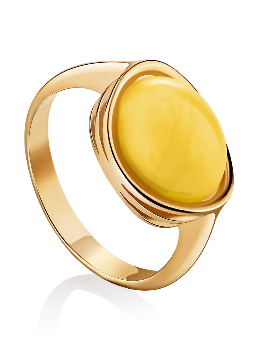 картинка Нежное кольцо из золота с натуральным балтийским янтарём молочно-медового цвета «Амиго» в онлайн магазине