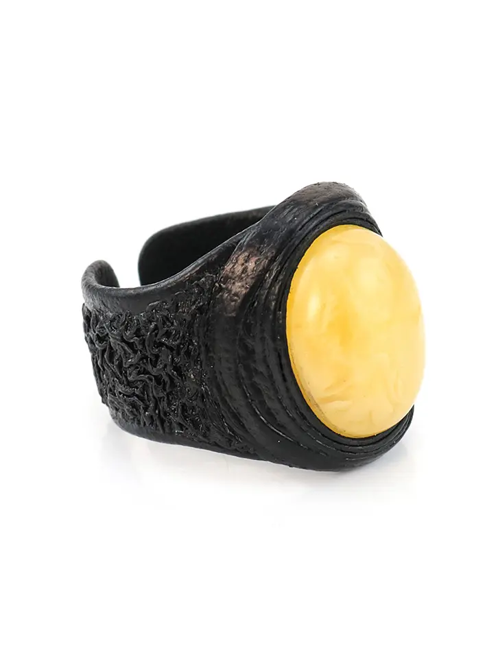 картинка Необычное кольцо-перстень из натуральной кожи с овальной вставкой яркого медового янтаря в онлайн магазине
