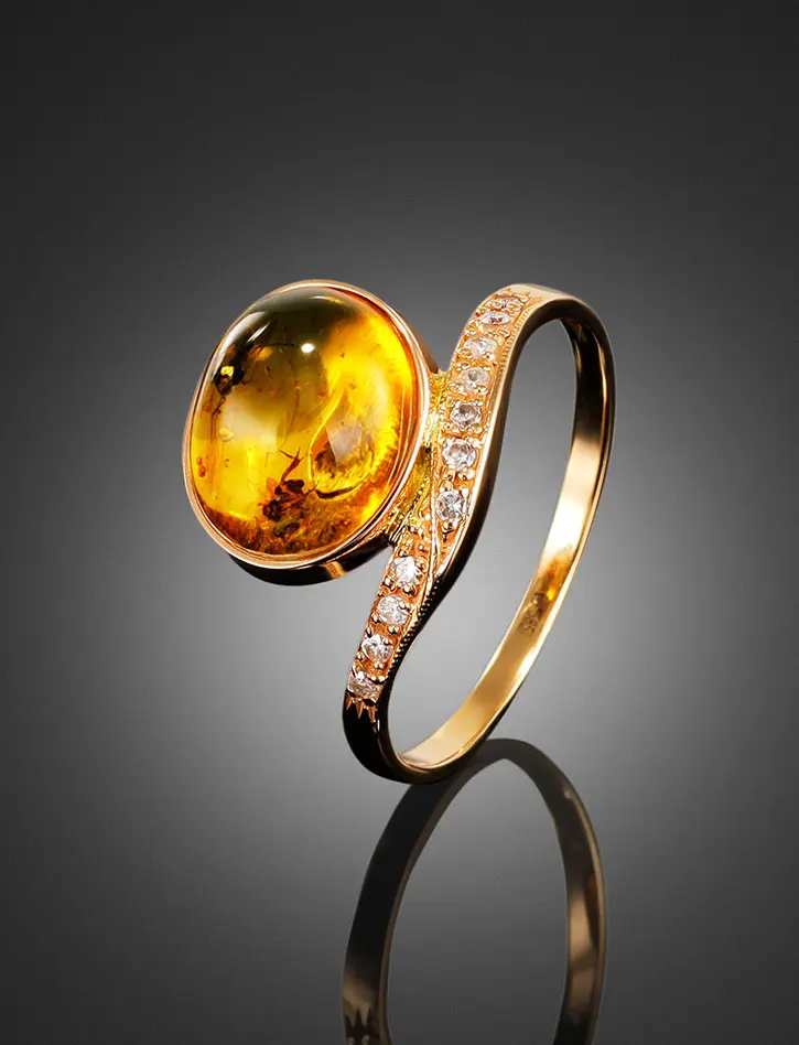 картинка Изысканное кольцо из янтаря с инклюзами, украшенное фианитами «Клио» в онлайн магазине