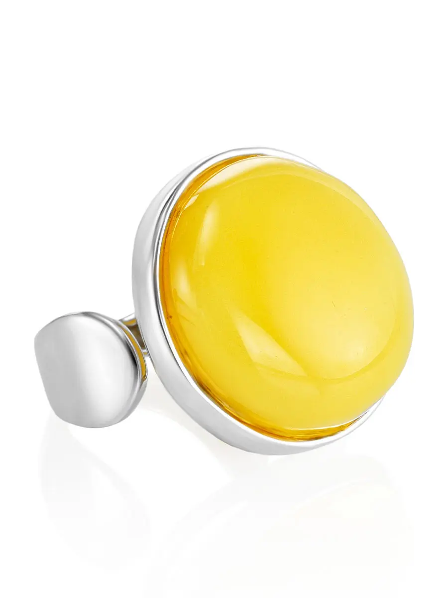 картинка Объёмное серебряное кольцо «Глянец» со вставкой из цельного медового янтаря в онлайн магазине