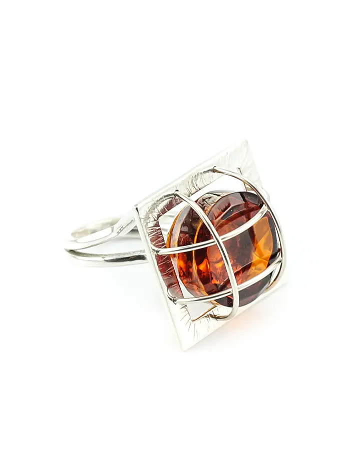 картинка Крупное кольцо из серебра с вставкой из натурального янтаря коньячного цвета «Клетка» в онлайн магазине