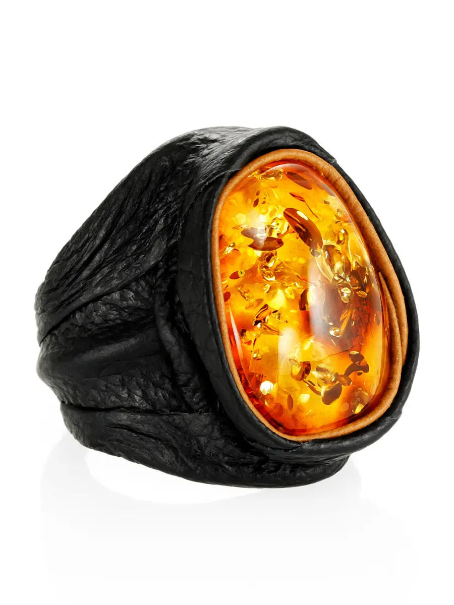 картинка Стильное кольцо из чёрной кожи с золотистым янтарём «Амазонка» в онлайн магазине