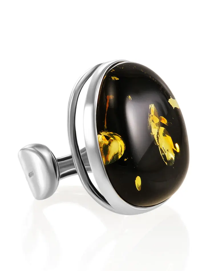 картинка Серебряное кольцо с натуральным сверкающим янтарем темно-зеленого оттенка «Глянец» в онлайн магазине