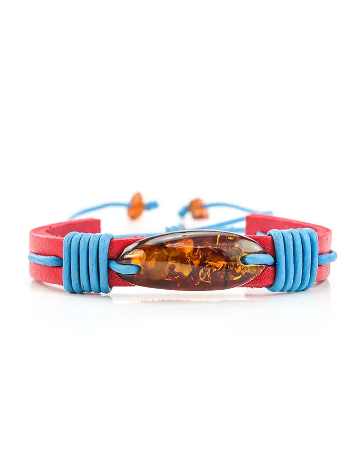 картинка Стильный браслет с крупным искрящимся коньячным янтарём из кожи малинового цвета, переплетённой голубым шнурком «Копакабана» в онлайн магазине