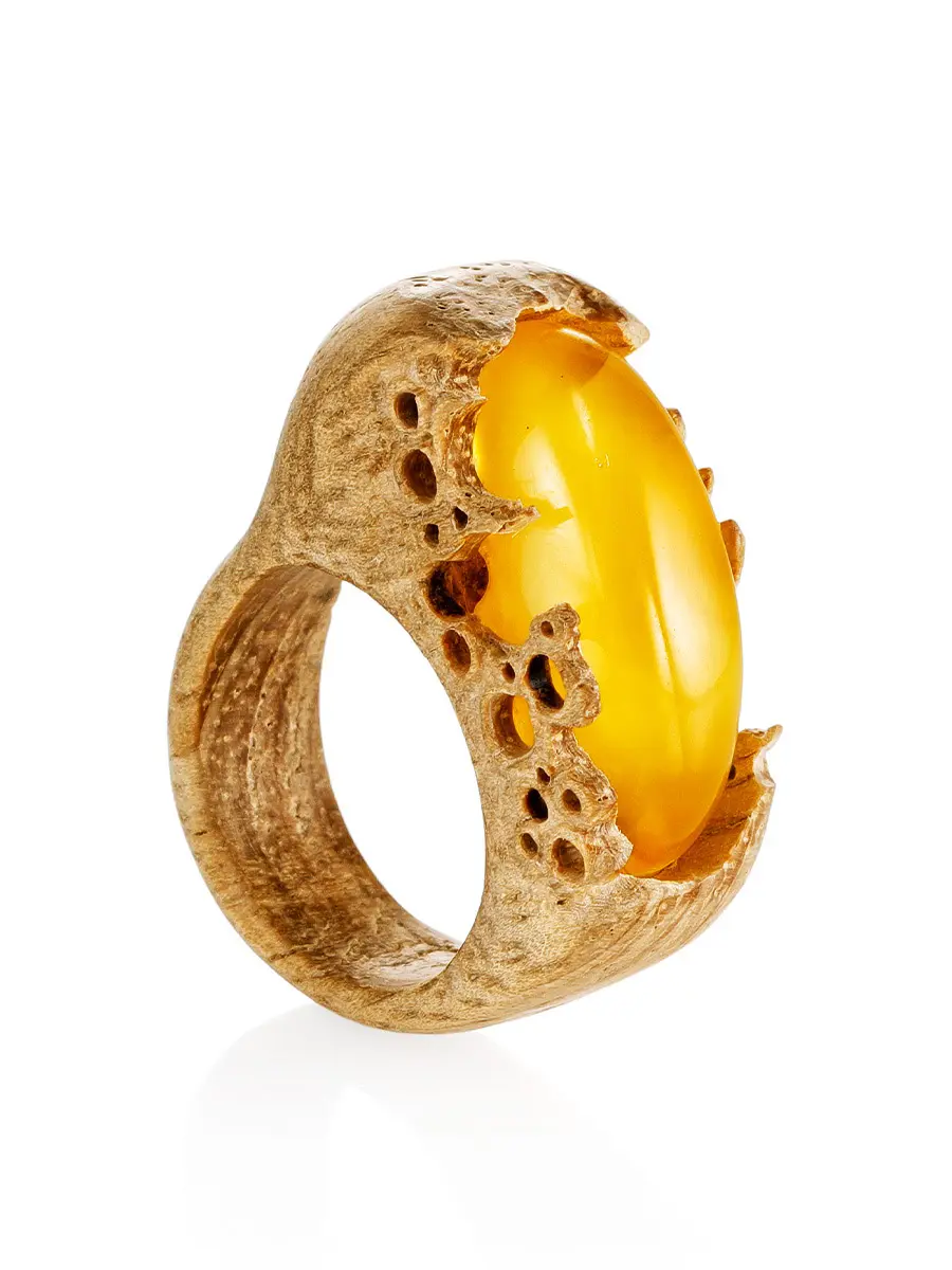 картинка Оригинальное эффектное кольцо из дерева и натурального янтаря «Индонезия» в онлайн магазине
