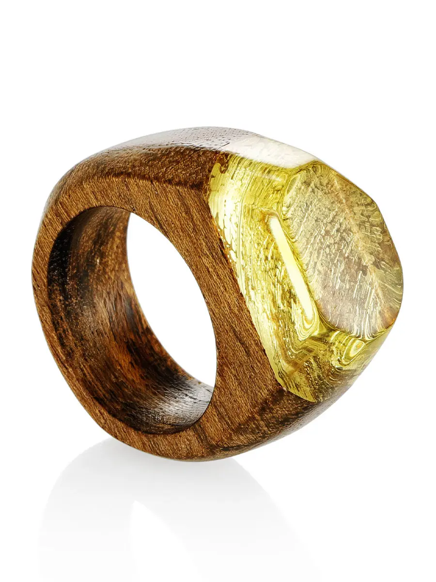 картинка Кольцо из древесины ореха со вставкой из цельного лимонного янтаря «Индонезия» в онлайн магазине