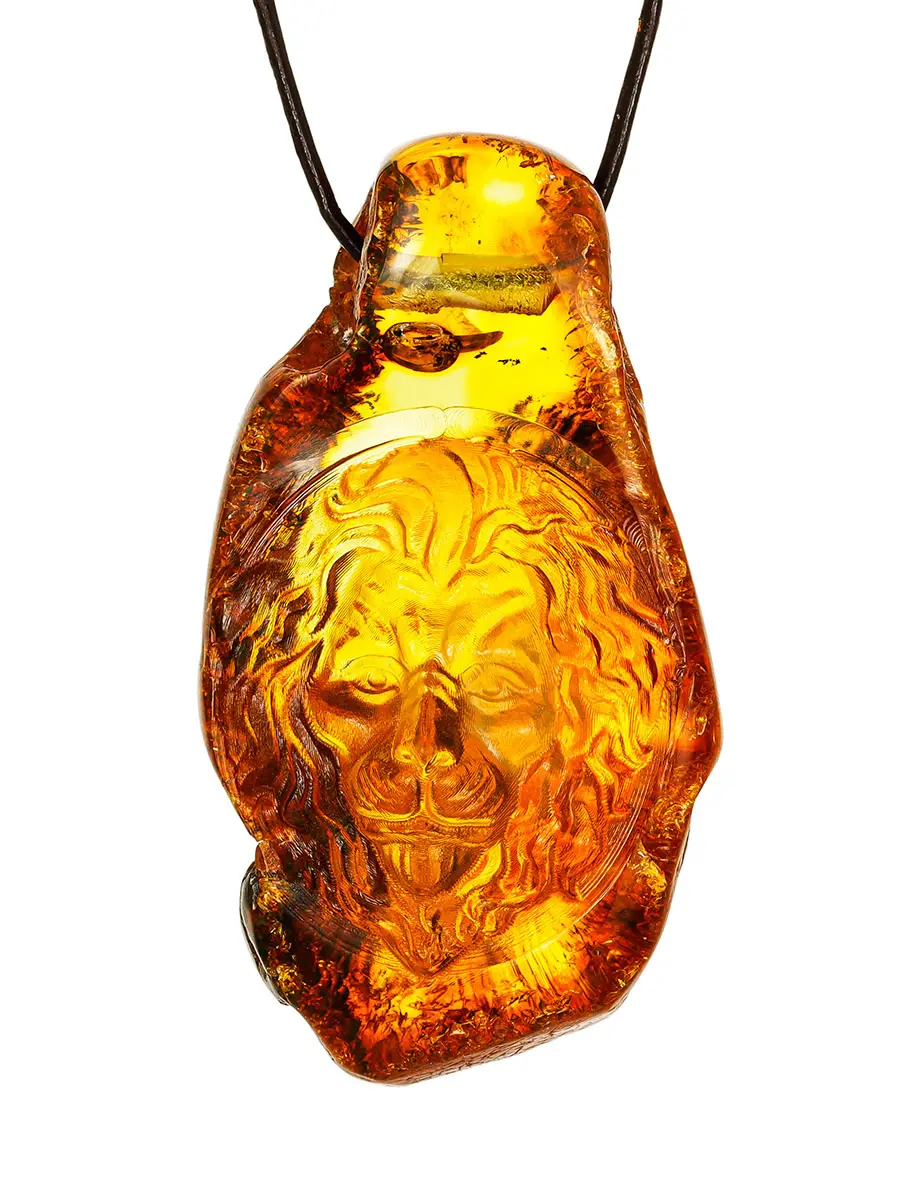 картинка Объёмная подвеска из натурального цельного янтаря золотисто-лимонного цвета с резьбой «Лев» в онлайн магазине