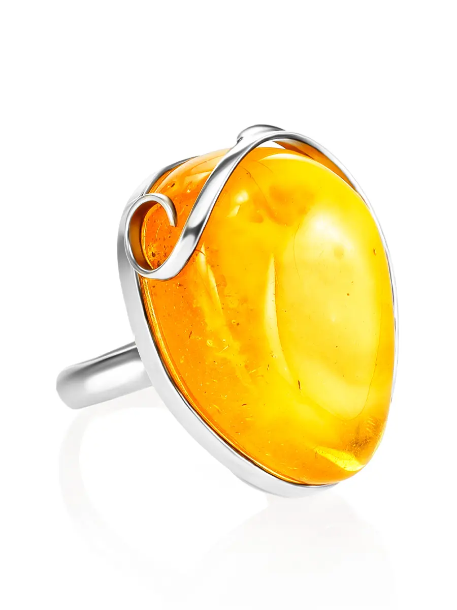 картинка Крупное кольцо с вставкой из натурального медового янтаря «Риальто» в онлайн магазине