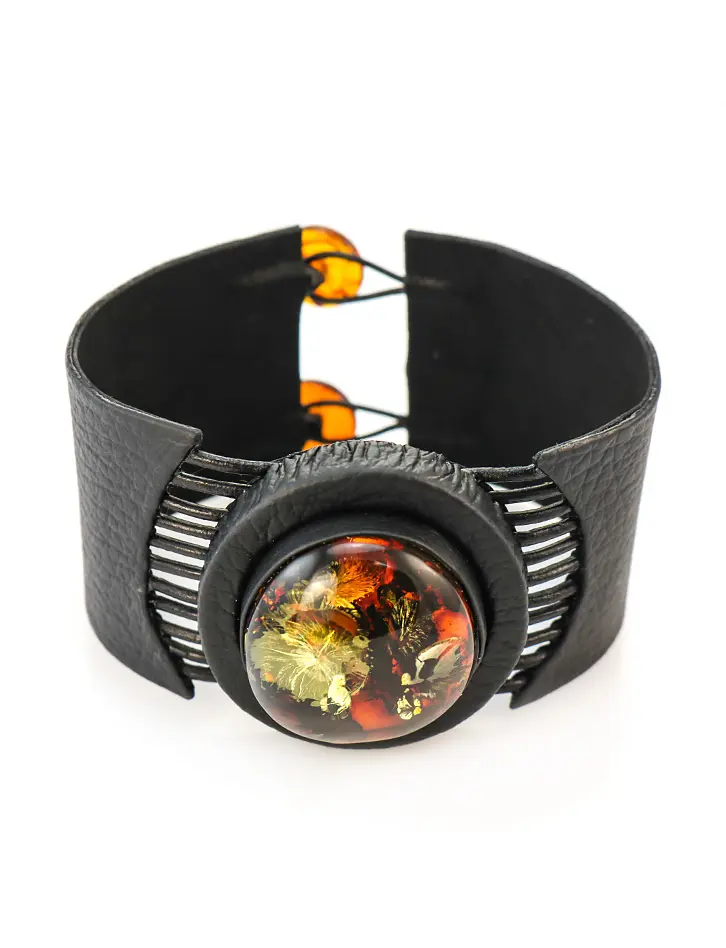 картинка Широкий браслет из натуральной кожи с круглой вставкой из балтийского янтаря «Амазонка» в онлайн магазине