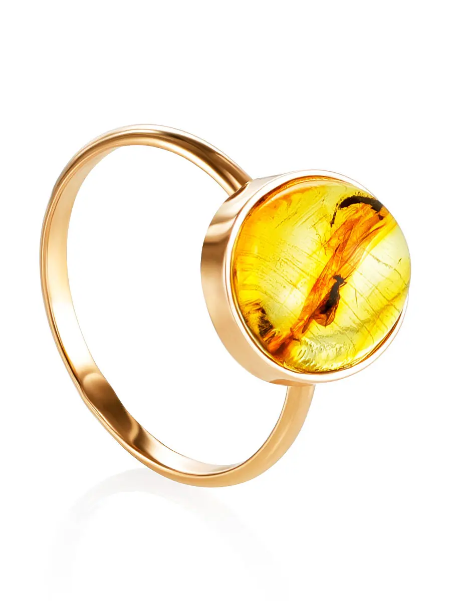 картинка Изящное золотое кольцо «Клио», украшенное лимонным янтарём с инклюзом насекомого в онлайн магазине