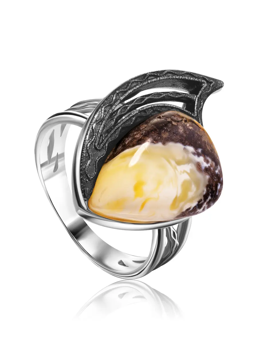 картинка Эффектное броское кольцо из серебра с текстурным янтарём «Модерн» в онлайн магазине